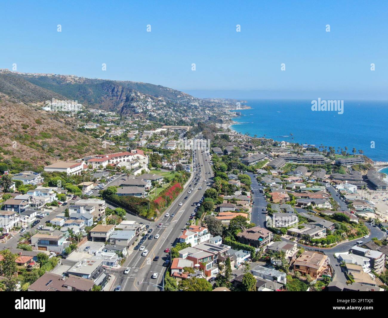 Vista aerea della strada principale che attraversa Laguna Beach città costiera con case sulle colline, Califronia Foto Stock