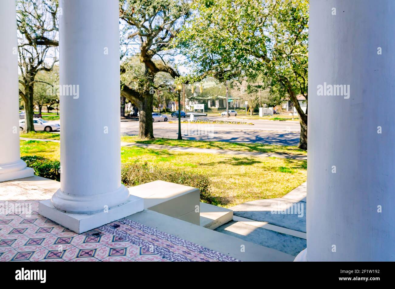 Government Street è raffigurata dal portico anteriore dei Pillars, un luogo di eventi, 6 marzo 2021, a Mobile, Alabama. Foto Stock