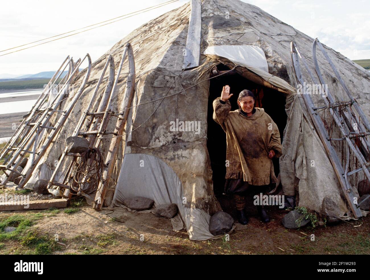 FEMMINA CHUKCHI MANDRIA ONDE DALLA PORTA DEL SUO YURT, AMGUEMA, REGIONE DEL MAGADAN, CHUKOTKA, FEDERAZIONE RUSSA; EX UNIONE SOVIETICA Foto Stock