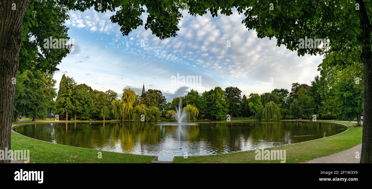 Vista sui bellissimi giardini della città e sul parco con laghetto e la fontana del geyser Foto Stock