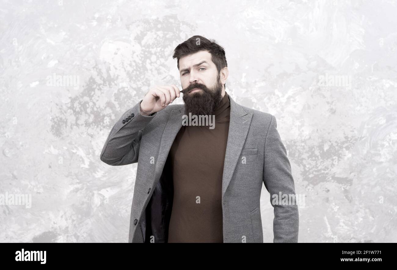 Stile informale. Abiti stile autunno hipster barbuto. Ragazzo in cappotto  caduta. Servizi di cucito studio. Alterazioni dell'abbigliamento, creazioni  personalizzate. Uomo alla moda con barba. Moda maschile. Uomo d'affari  maturo Foto stock -