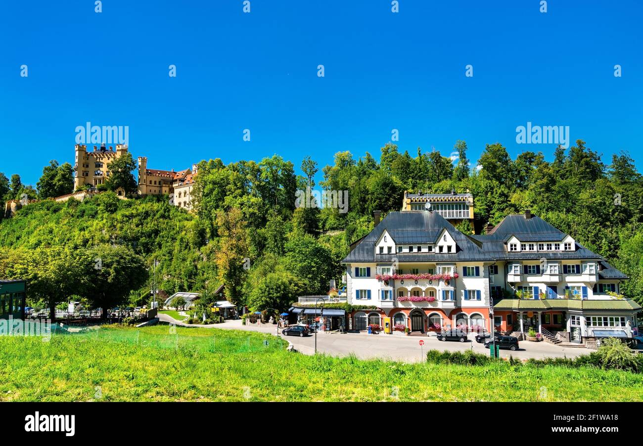 Vista di Hohenschwangau con il castello in Baviera, Germania meridionale Foto Stock