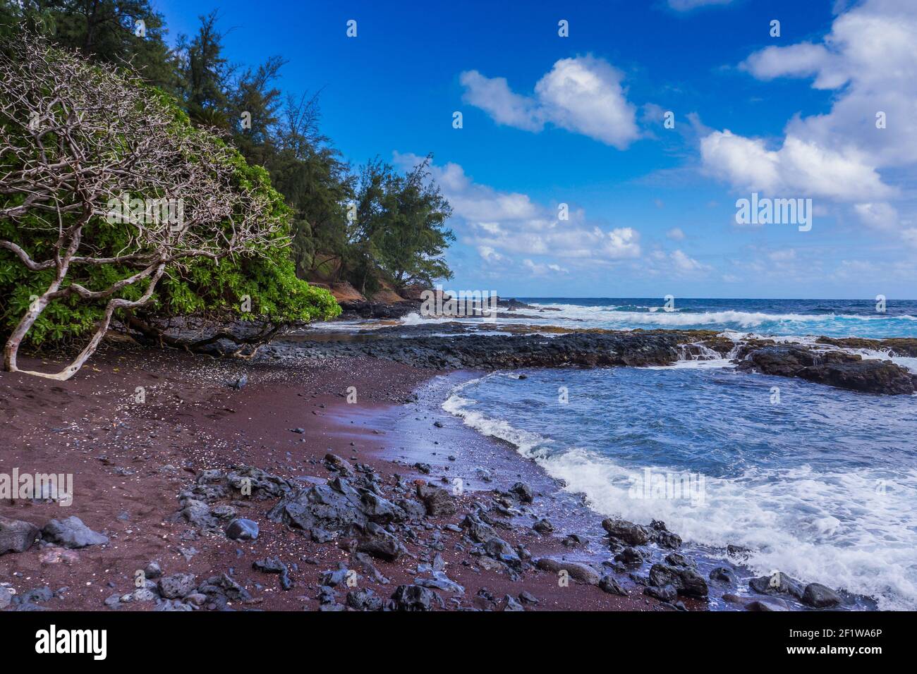 Spiaggia di sabbia rossa, Kaihalulu Beach, Hana, Maui, Hawaii Foto Stock