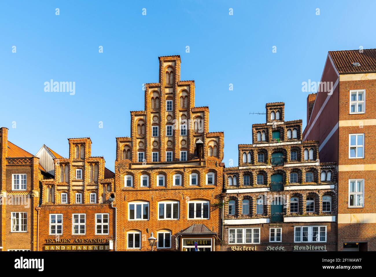 Imponenti edifici storici in mattoni rossi nel centro di Lunenburg Foto Stock