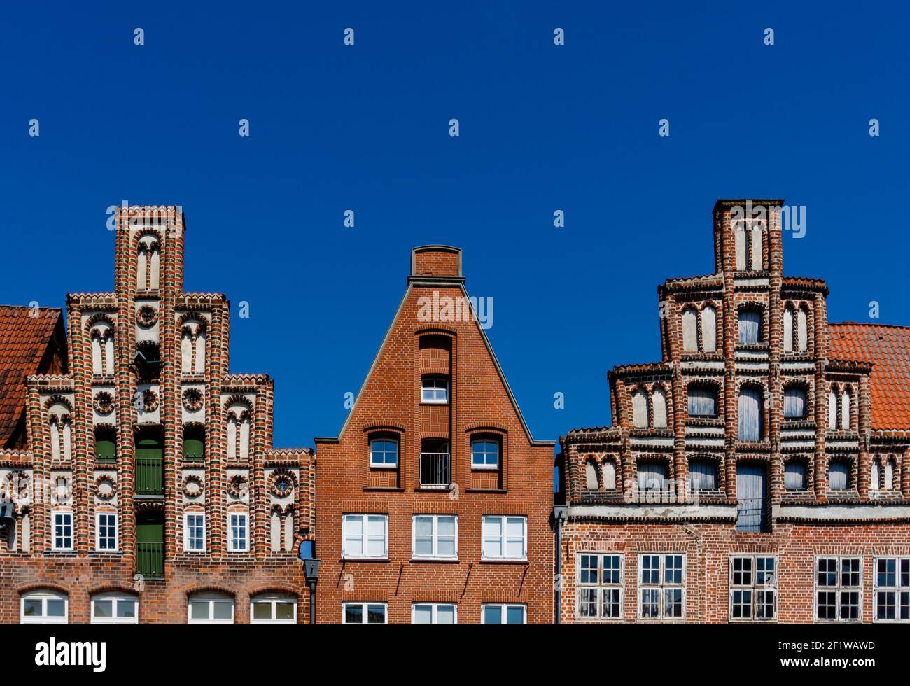 Imponenti edifici storici in mattoni rossi nel centro di Lunenburg Foto Stock