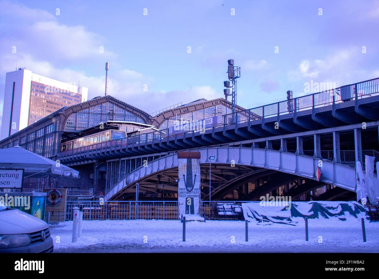 Stazione Friedrichstrasse sopra il fiume Sprea durante l'inverno 2021 Mitte Foto Stock