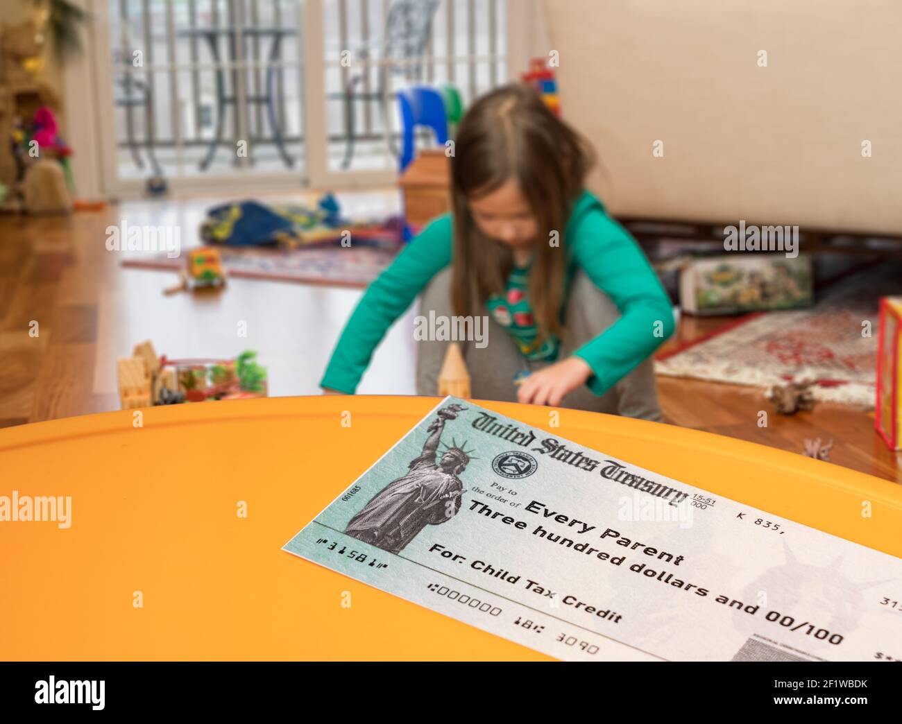 Assegno illustrativo del Tesoro DEGLI STATI UNITI per il credito d'imposta sui minori per a. Bambina per illustrare American Rescue Plan Act del 2021 pagamenti Foto Stock