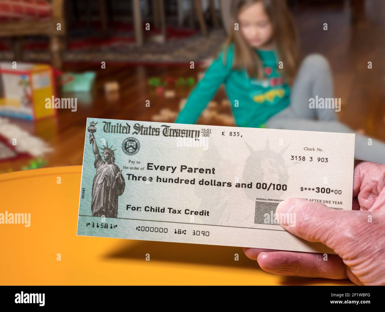 Assegno illustrativo del Tesoro DEGLI STATI UNITI per il credito d'imposta sui minori per a. Bambina per illustrare American Rescue Plan Act del 2021 pagamenti Foto Stock