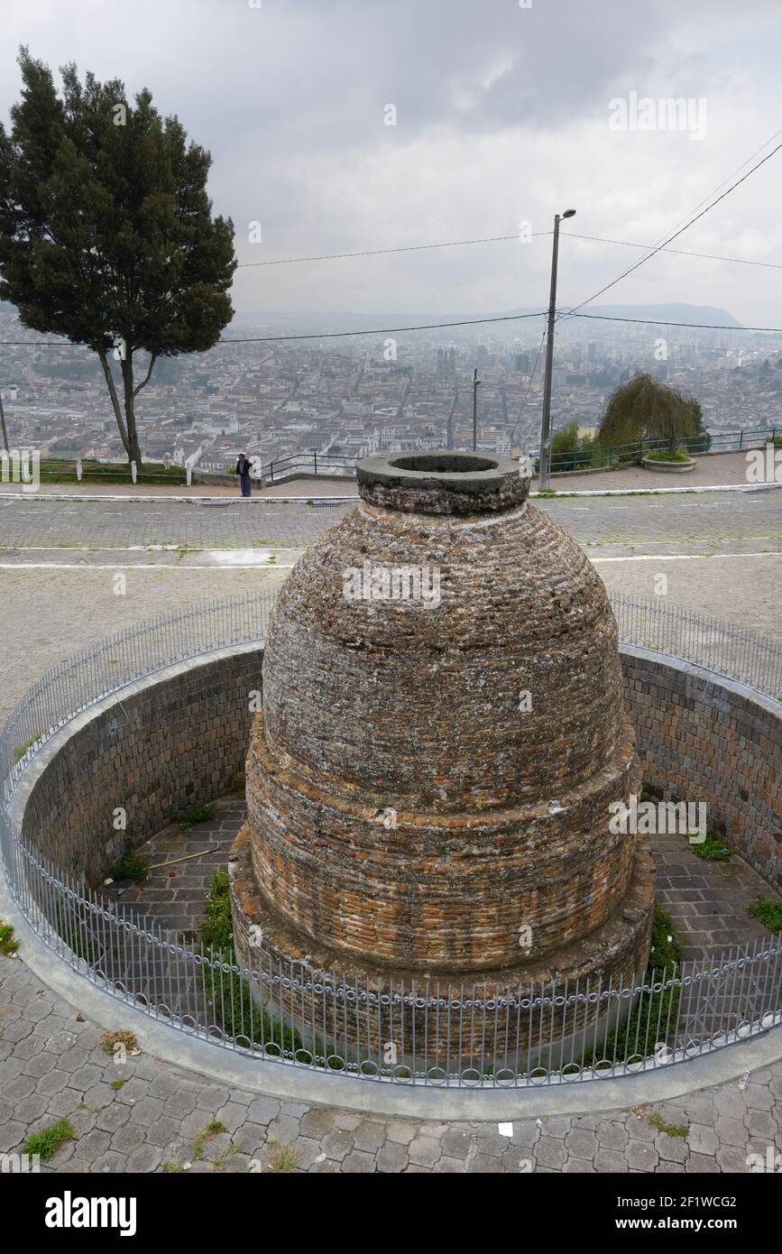 Vecchia cisterna alla Virgen del Panecillo sopra la città vecchia Quito, Quito, Ecuador Foto Stock