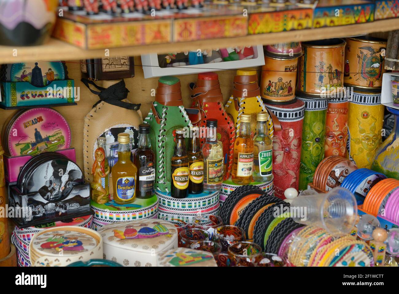 Trinket turistico ecuadoriano in vendita presso la Virgen del Panecillo, Quito, Ecuador Foto Stock