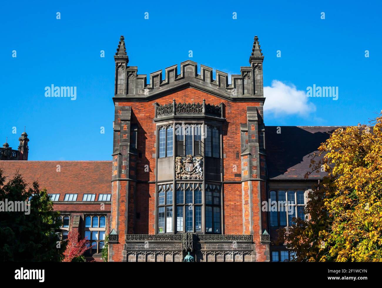 Immagine ravvicinata del King Edward VII Building di Newcastle Università in un sole giorno d'autunno Foto Stock