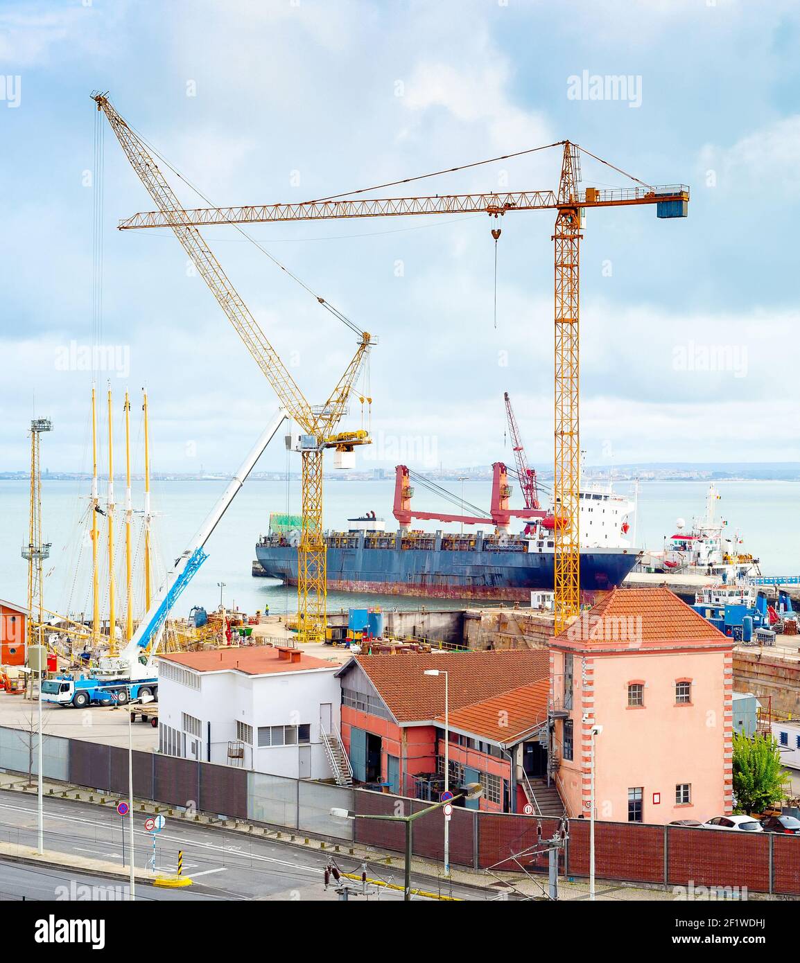 Nave commerciale industriale porto di Lisbona Foto Stock