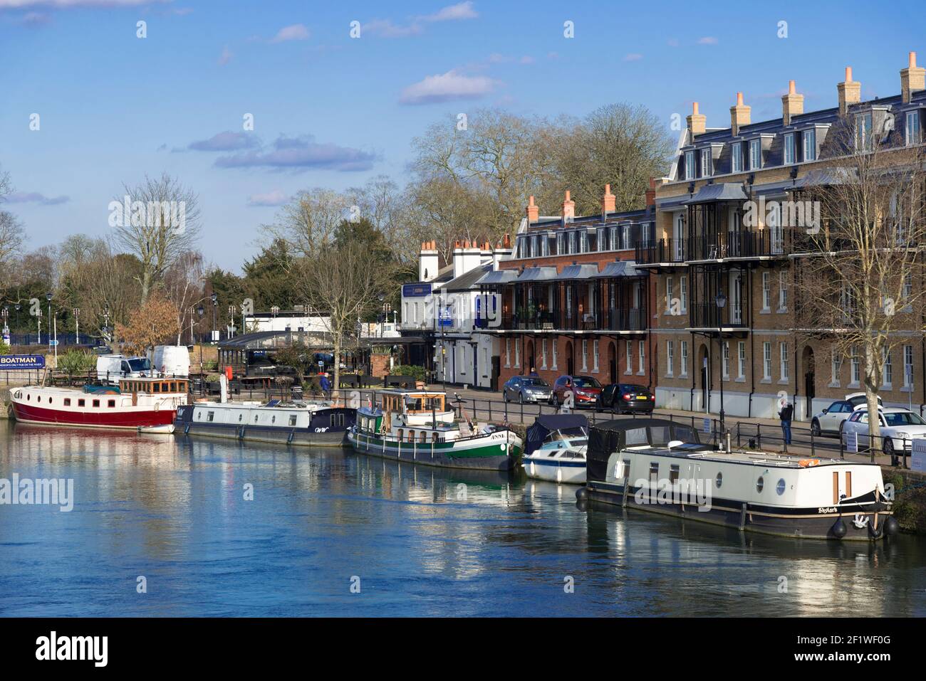 Vista dal ponte di Windsor delle case galleggianti ormeggiate sul fiume Tamigi, a Windsor, Berkshire, Inghilterra, Regno Unito Foto Stock