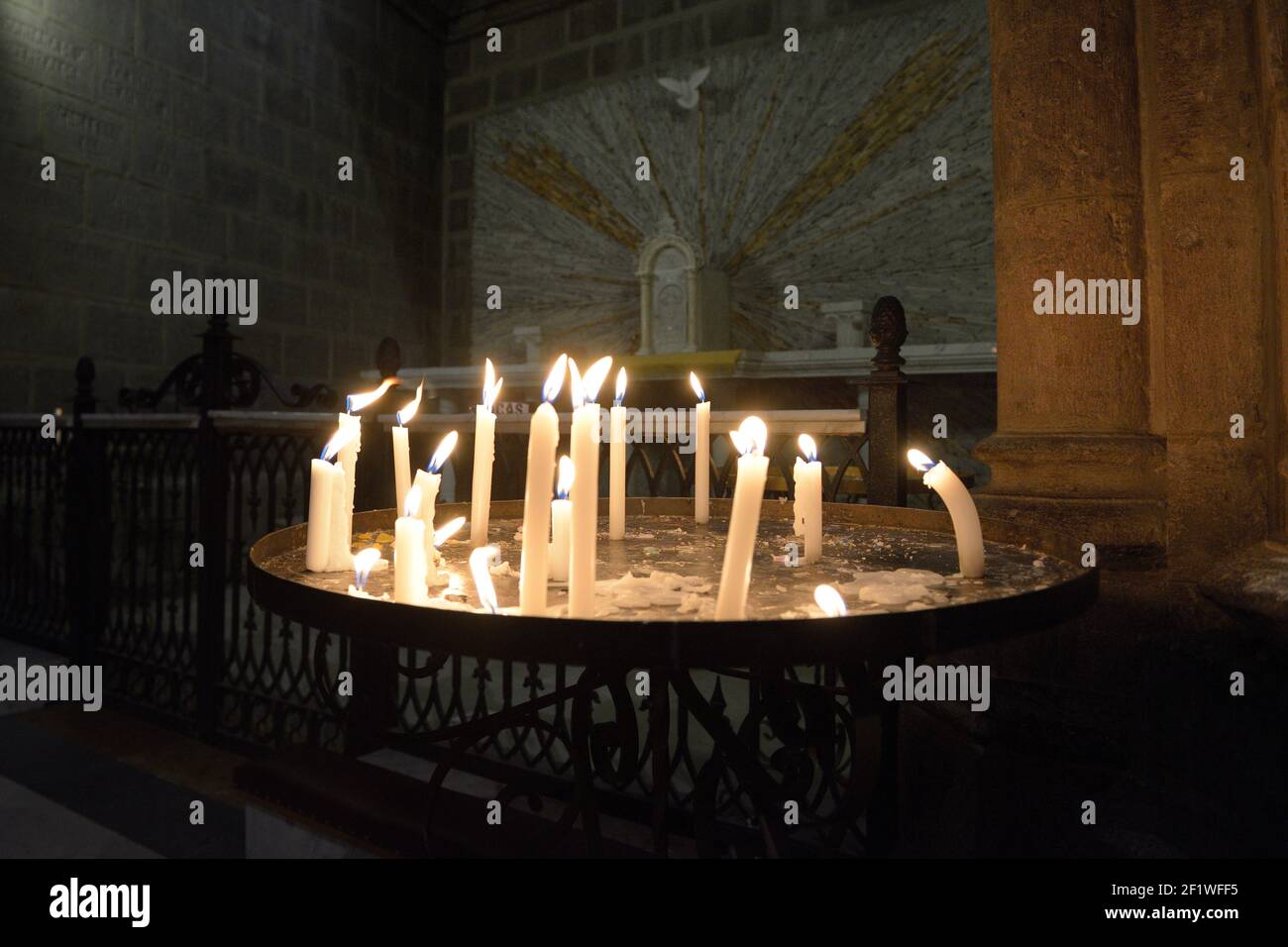 Candele votive illuminate alla Basilica del Vota Nacional, Quito, Ecuador Foto Stock