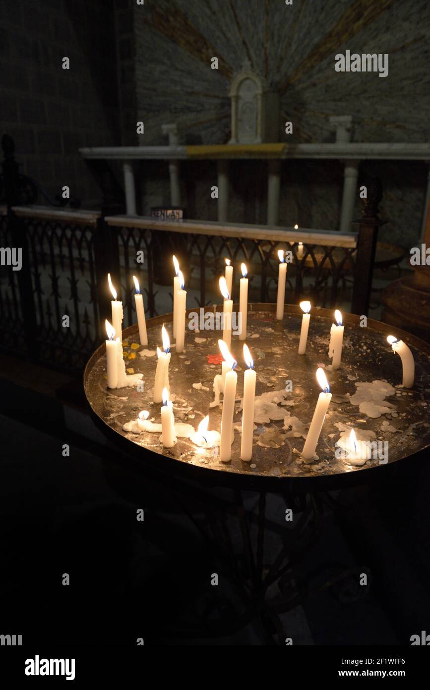 Candele votive illuminate alla Basilica del Vota Nacional, Quito, Ecuador Foto Stock