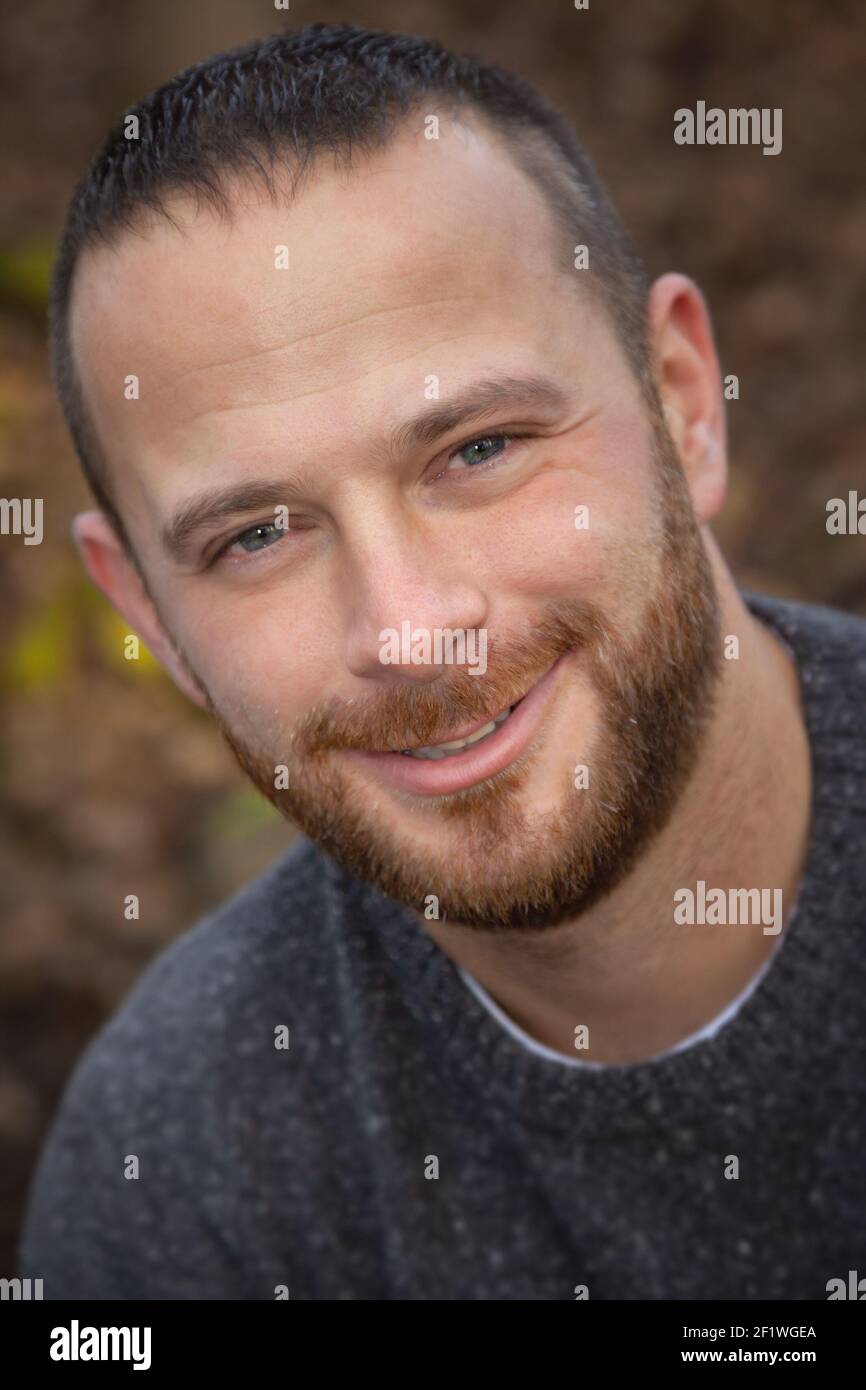 Bel ritratto di giovane uomo bearded Foto Stock