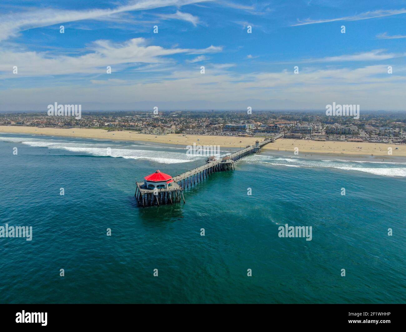 Vista aerea del Molo di Huntington, della spiaggia e della costa durante il sole della giornata estiva Foto Stock