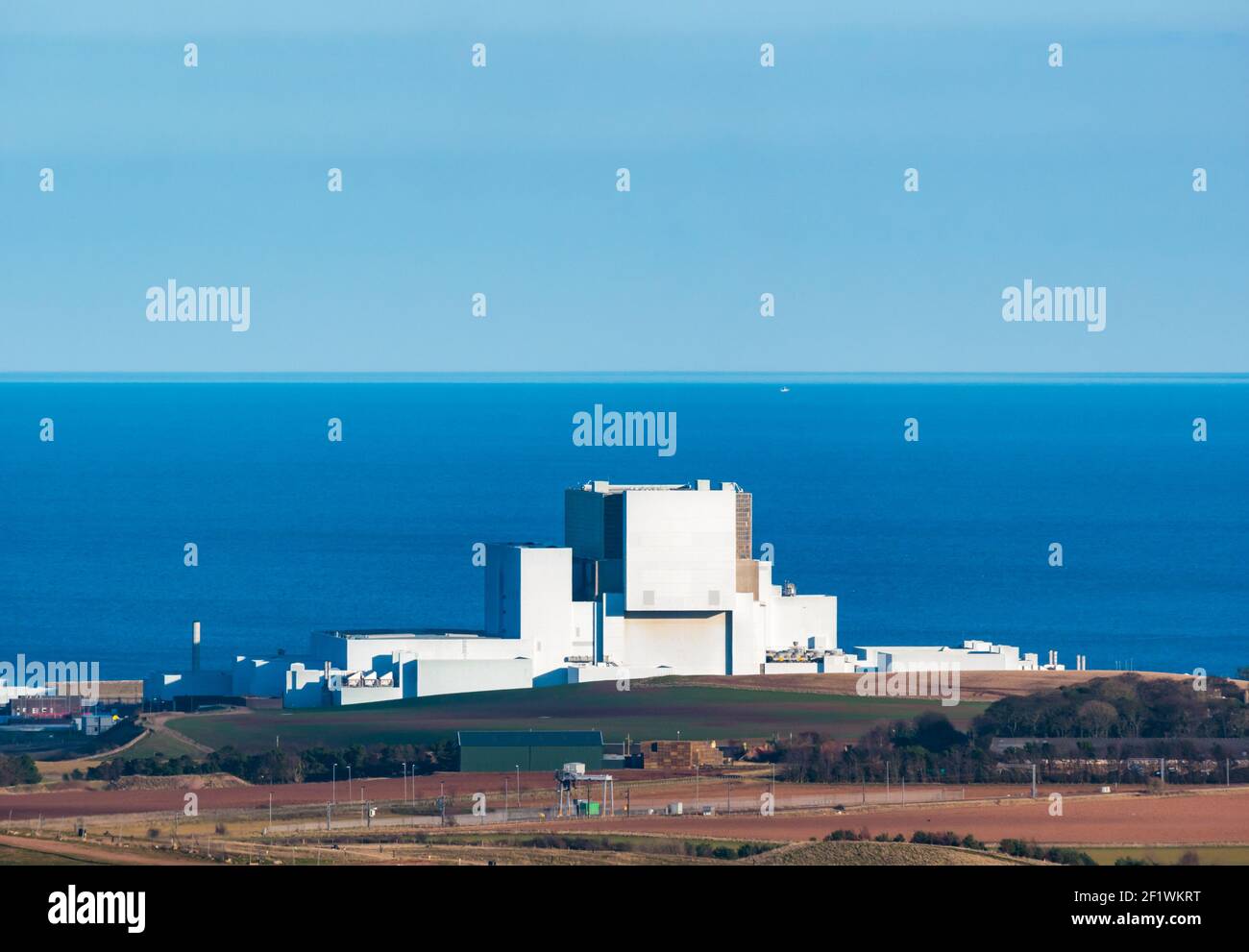 Centrale nucleare di Torness sulla costa, East Lothian, Scozia, Regno Unito Foto Stock