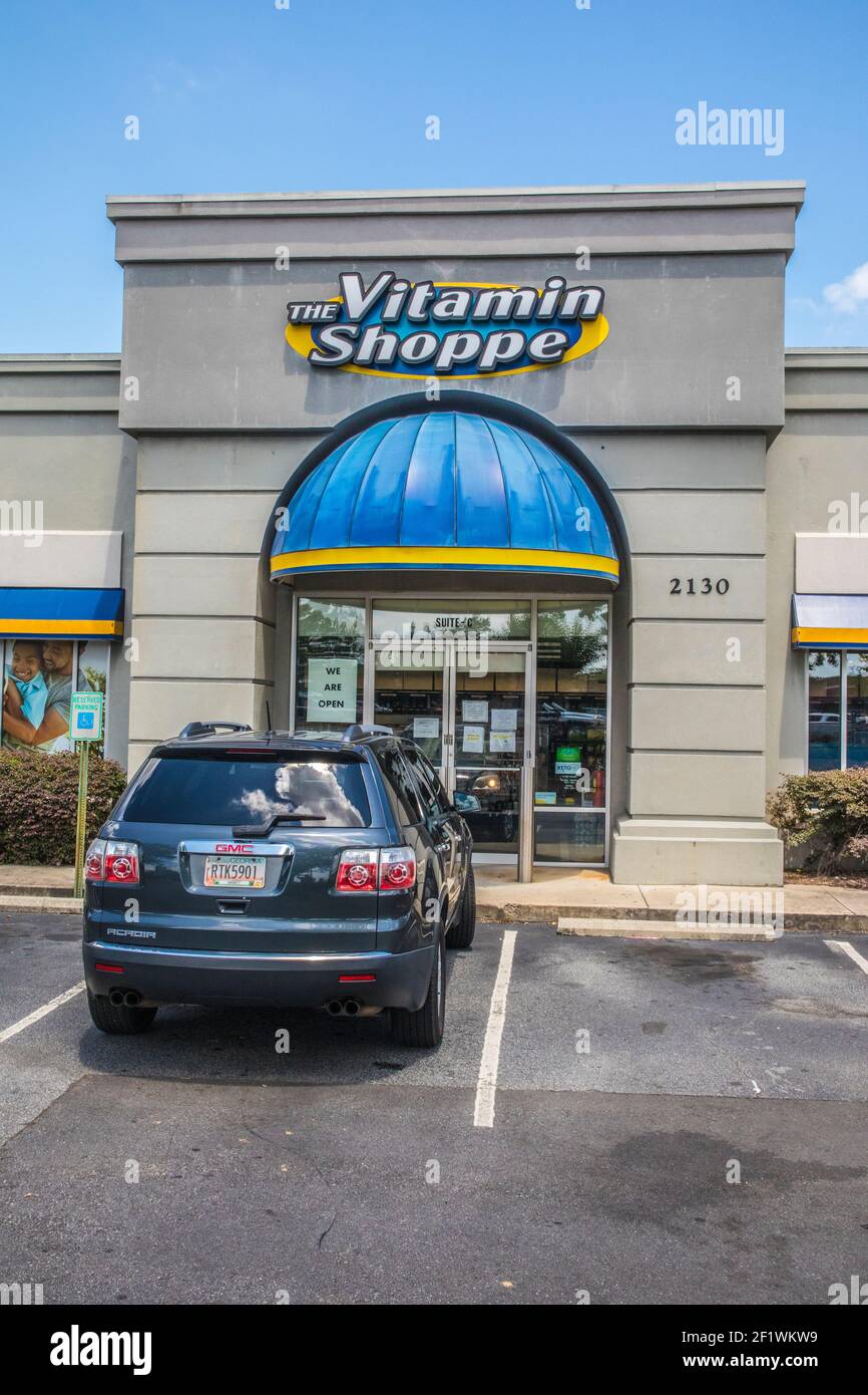 Gwinnett County, GA / USA - 05 25 20: Vista di una macchina parcheggiata di fronte al Vitamin Shoppe Foto Stock