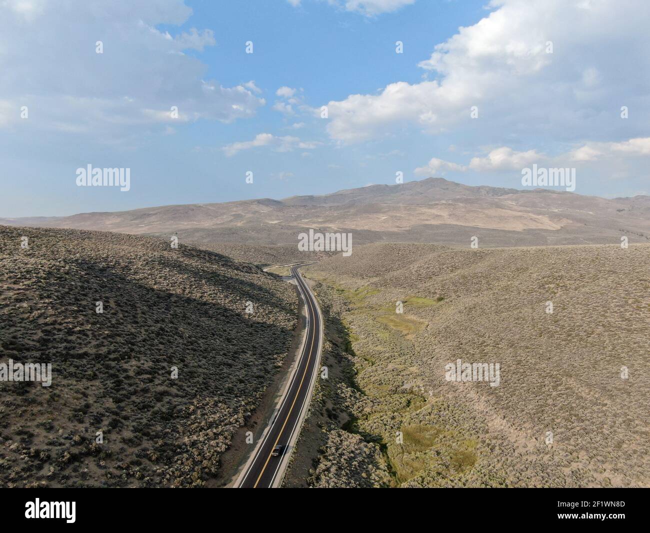 Vista aerea della strada panoramica in mezzo al verde Valle del deserto nella contea di Mono Foto Stock