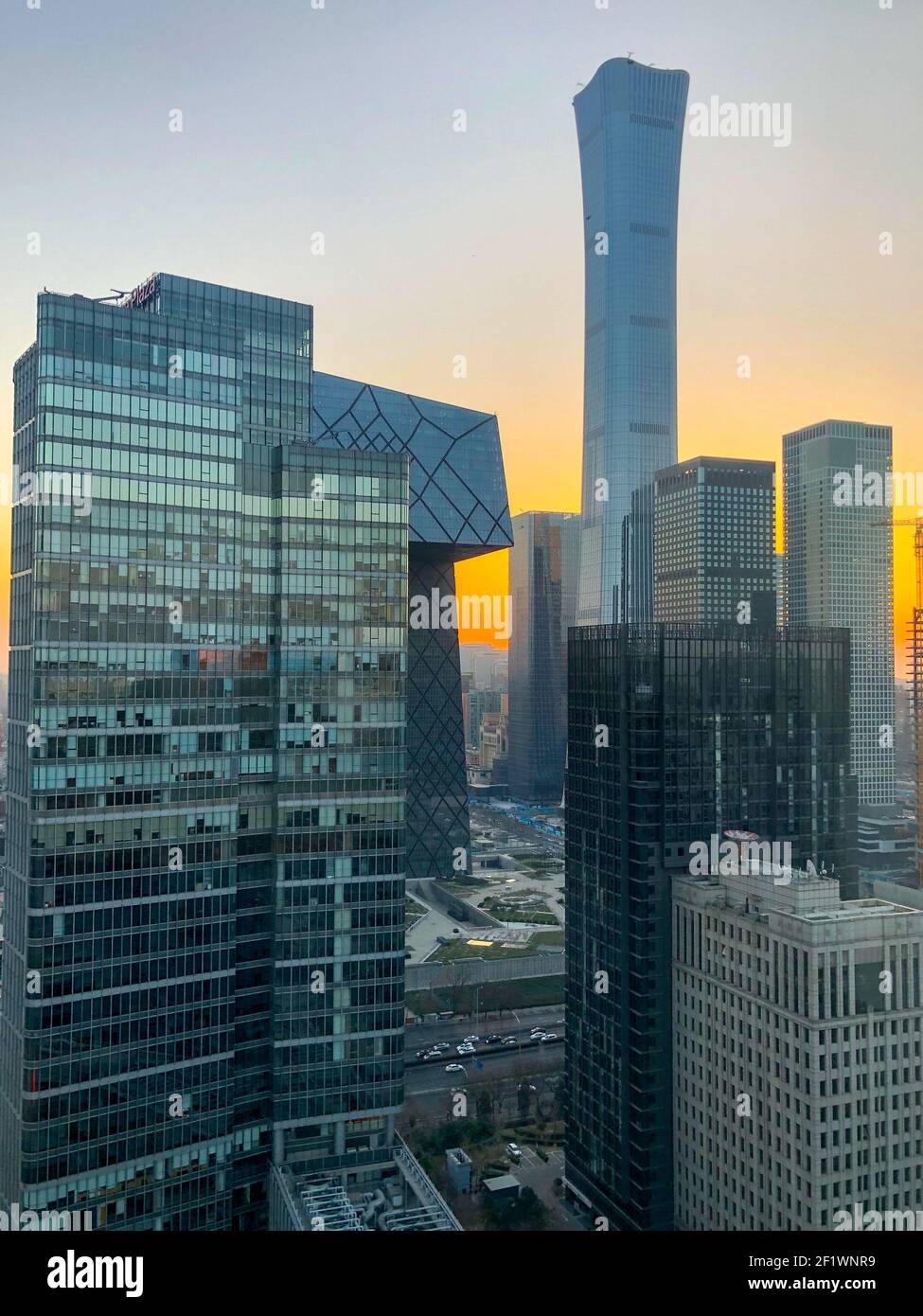 Torri nel quartiere Centrale degli Affari di Pechino con Torre CITIC grattacielo alto sullo sfondo Foto Stock