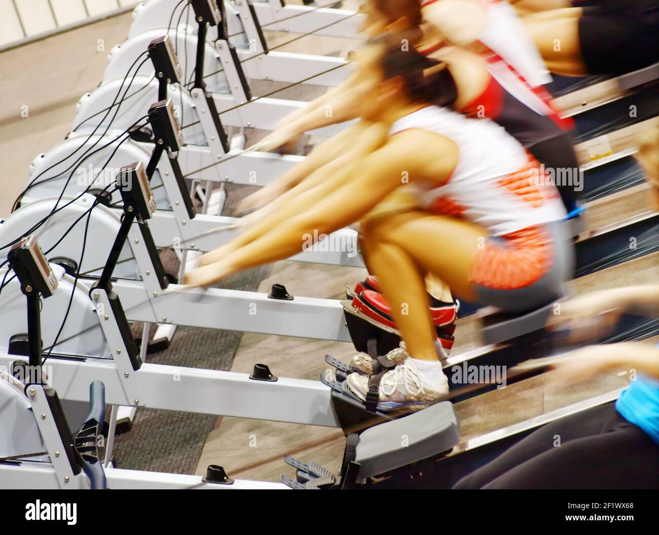 Ragazze che si allenano in palestra Foto Stock