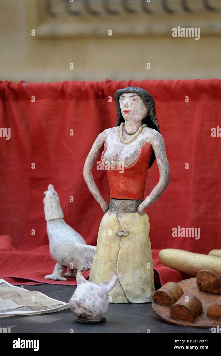 Figurine in ceramica, mercato di Cours Mirabeau, Aix-en-Provence, Provenza-Alpi-Côte Azzurra, Francia Foto Stock