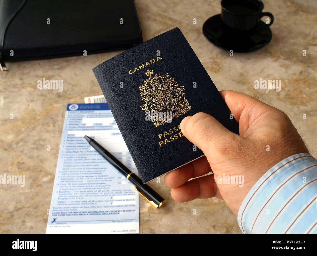 Uomo d'affari in possesso di passaporto canadese Foto Stock