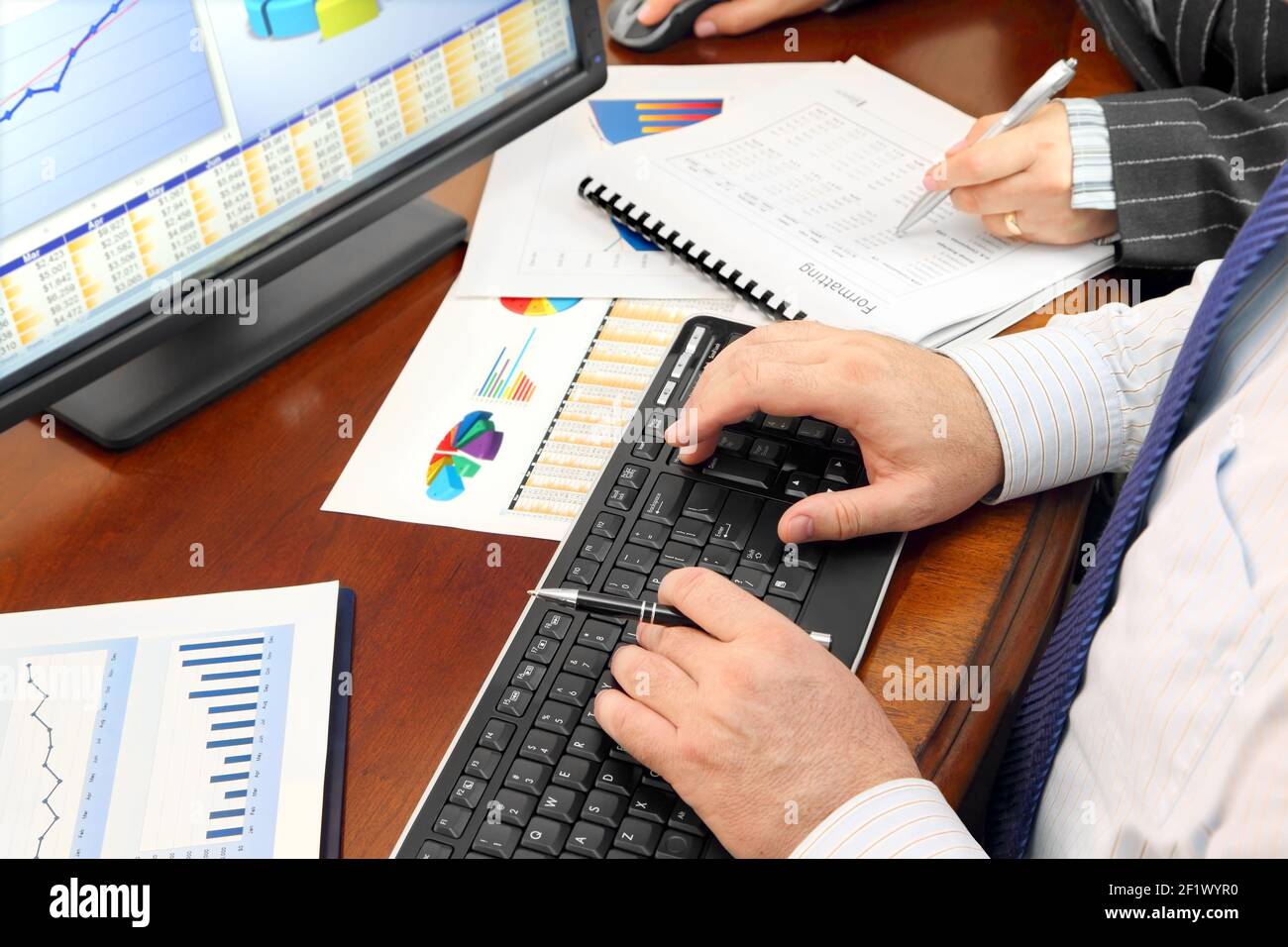 Dati Analizing in ufficio Foto Stock