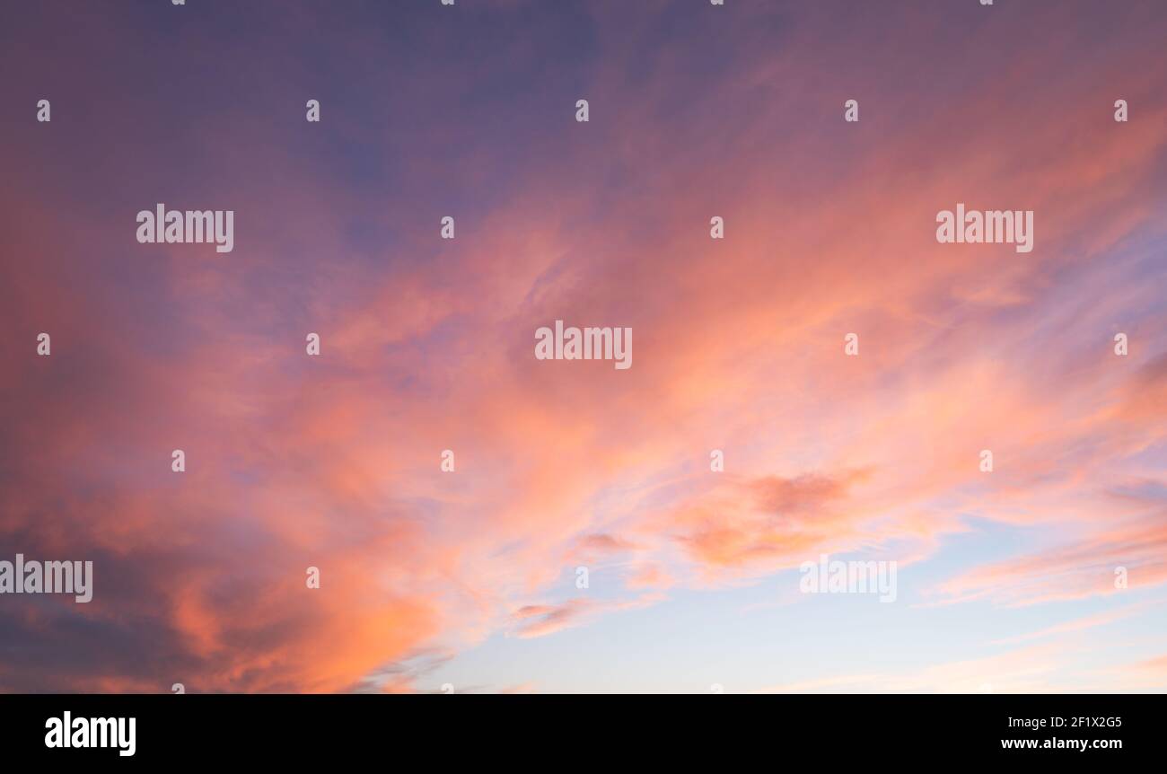 cielo nuvoloso in un tramonto molto colorato con nuvole rosse Foto Stock