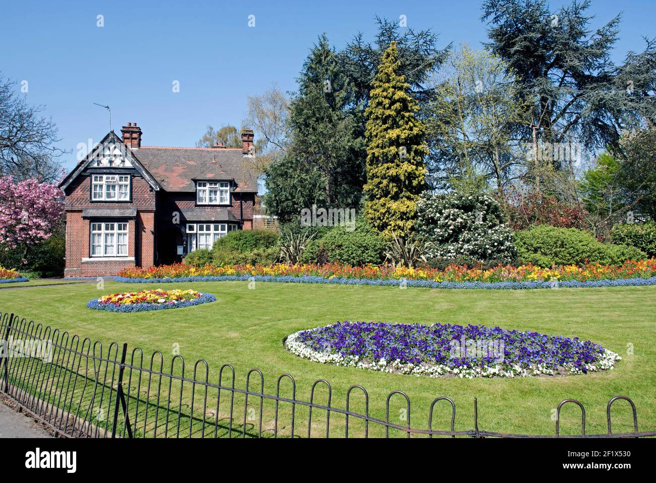 The Lodge, Clisseley Park con aiuole di fronte, Stoke Newington, London Borough of Hackney Foto Stock
