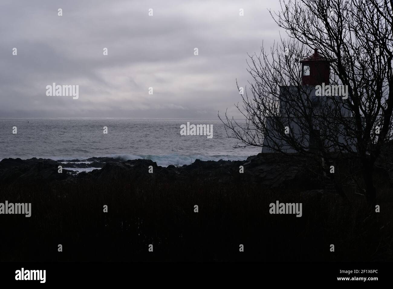 Faro di Amphitrite Point in una giornata nuvolosa Foto Stock