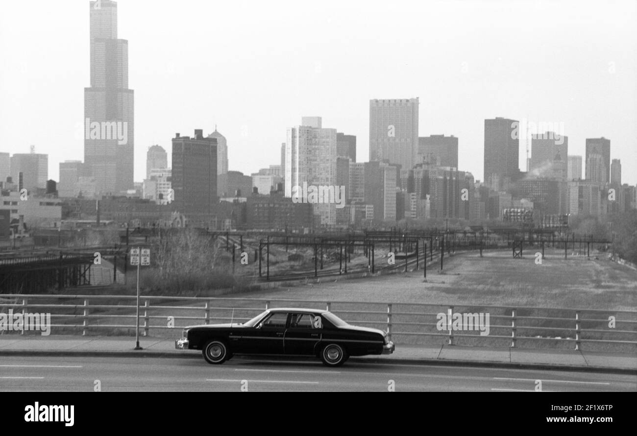 Paesaggio urbano con auto. McCormick Place, Chicago, Illinois, Stati Uniti, 1977 Foto Stock