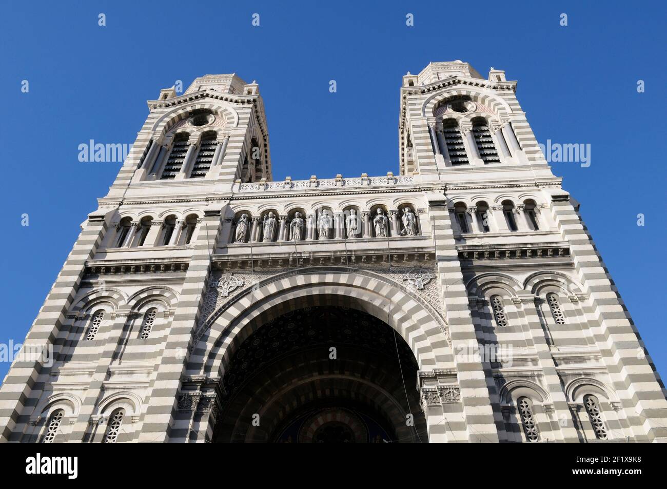 Facciata con sculture di santi, Nouvelle Cathédrale de la Major, Marsiglia, Bocche del Rodano, Provenza-Alpi-Costa Azzurra, Francia Foto Stock