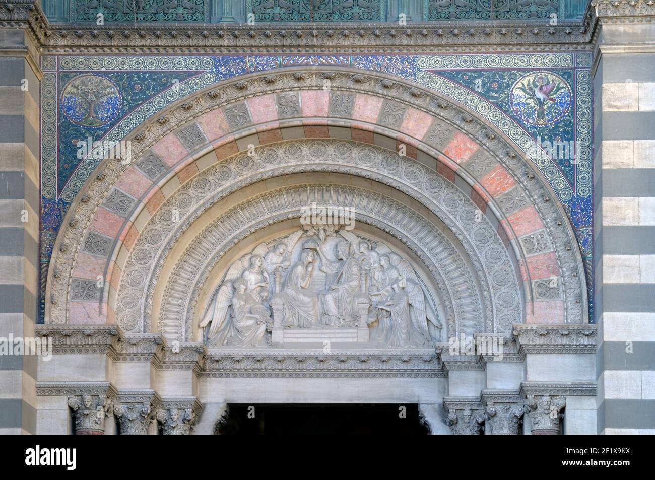 Sculture ornate e piastrelle sopra la porta d'ingresso, Nouvelle Cathédrale de la Major, Marsiglia, Bocche del Rodano, Provenza-Alpi-Costa Azzurra, Franc Foto Stock