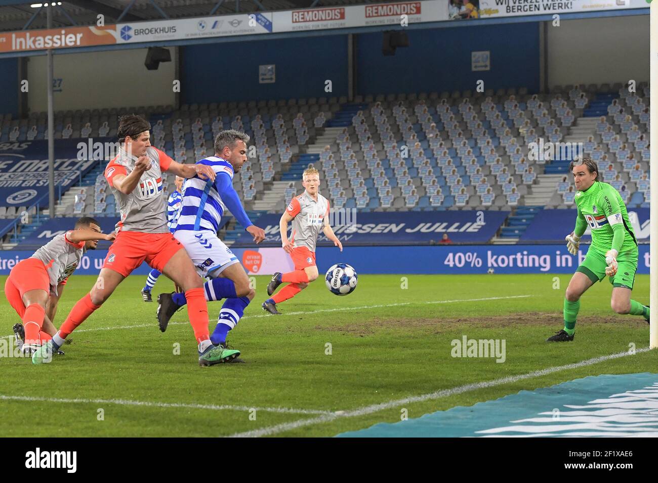 DOETINCHEM, NEDERLAND - 7 MARZO: Maarten Peijenburg del FC Eindhoven Ralf Seuntjens del portiere De Graafschap Ruud Swinkels del FC Eindhoven durante il mese Foto Stock