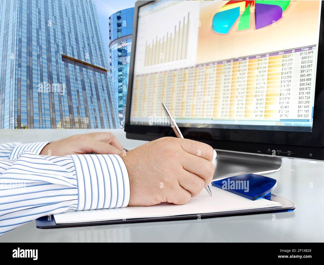 Analizzando i dati sul computer Foto Stock