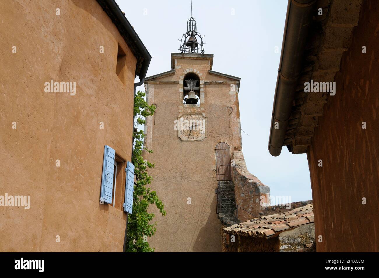 Orologio e campanile, Roussillon, Vaucluse, Provenza-Alpi-Côte Azzurra, Francia Foto Stock