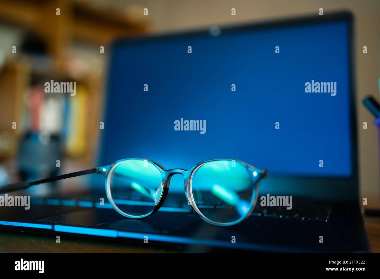 Gli occhiali con filtro a luce blu possono proteggere gli occhi dagli schermi. Foto Stock