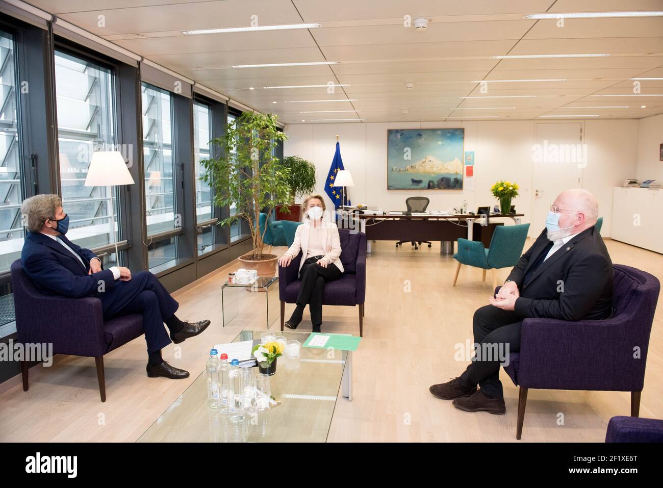 (210310) -- BRUXELLES, 10 marzo 2021 (Xinhua) -- il presidente della Commissione europea Ursula von der Leyen (C) e il vicepresidente esecutivo della Commissione europea Frans Timmermans (R) intrattengono colloqui con John Kerry, inviato speciale presidenziale degli Stati Uniti per il clima, a Bruxelles, Belgio, 9 marzo 2021. Martedì, John Kerry ha sottolineato la cooperazione tra gli Stati Uniti e l'Unione europea (UE) nella lotta contro la crisi climatica durante la sua visita a Bruxelles. (Unione europea/Handout via Xinhua) Foto Stock