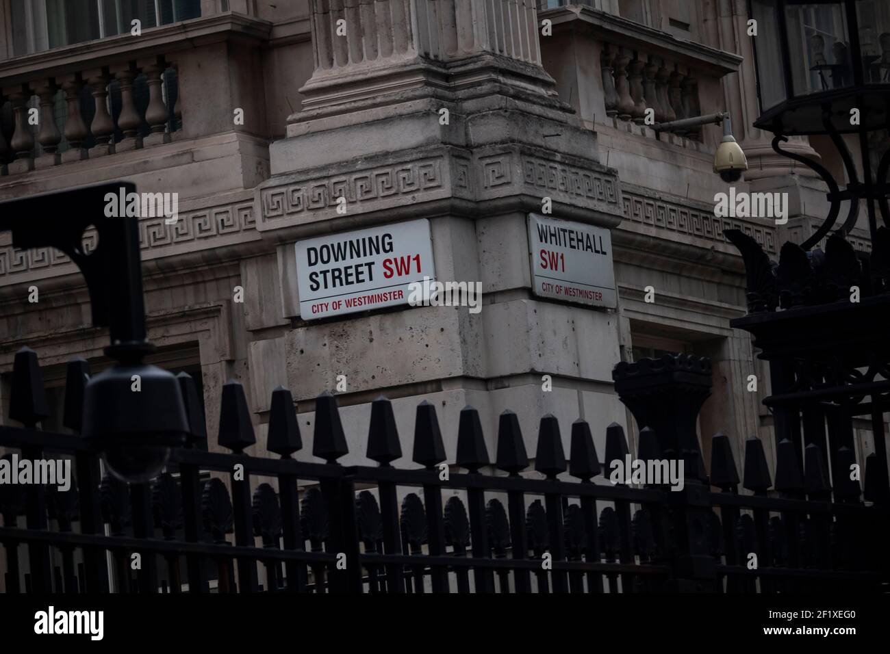 Downing Street segnaletica al cancello di sicurezza. La strada di Westminster, Londra, da cui vive e lavora il British prime minster. Foto Stock