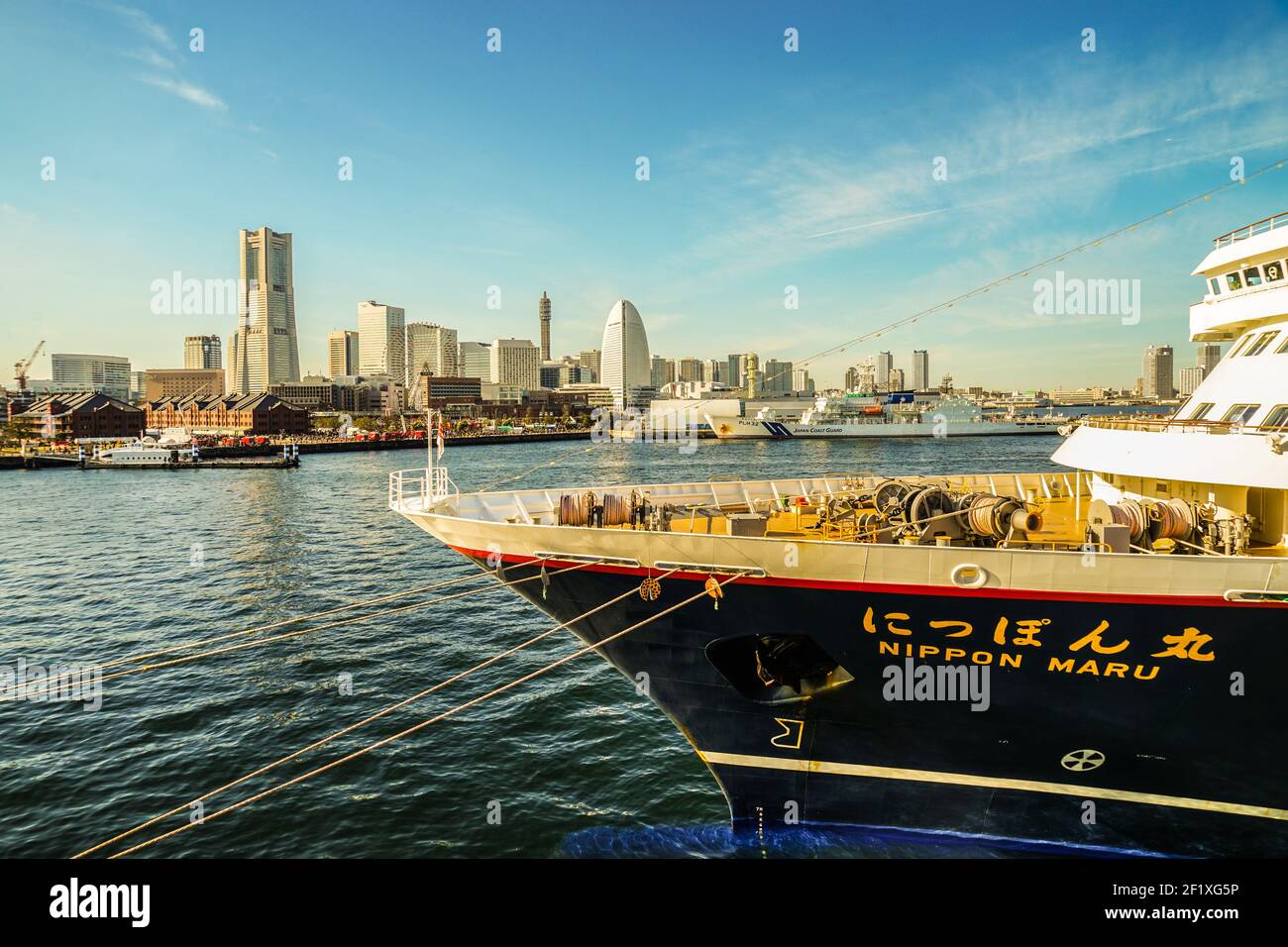 Nippon Maru e lo skyline di Yokohama Foto Stock