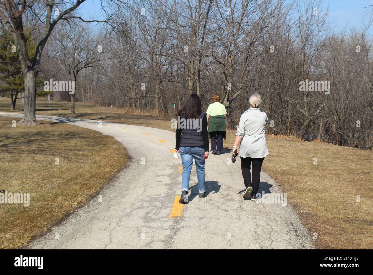 Tre donne più anziane camminano su un sentiero allo Skokie Northshore Sculpture Park a Skokie, Illinois Foto Stock