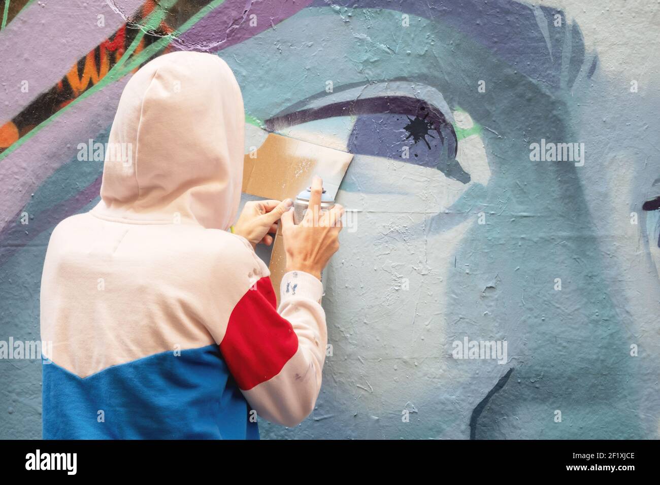 Artista di Street art al lavoro Foto Stock