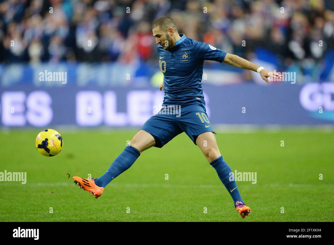 Karim Benzema in azione in Francia durante la seconda partita di calcio della Coppa del mondo 2014 tra Francia e Ucraina allo Stade de France di Saint-Denis, fuori Parigi, il 19 novembre 2013. Foto Philippe Millereau / KMSP / DPPI Foto Stock