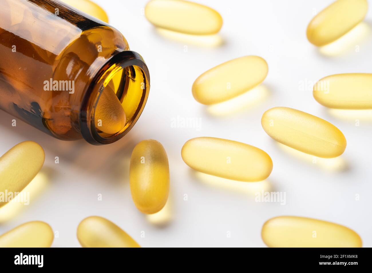 Omega 3 capsule e vasetto di vetro su sfondo bianco. Softgels dell'olio di  pesce. Supplemento alimentare vitamina D capsule - immagine Foto stock -  Alamy