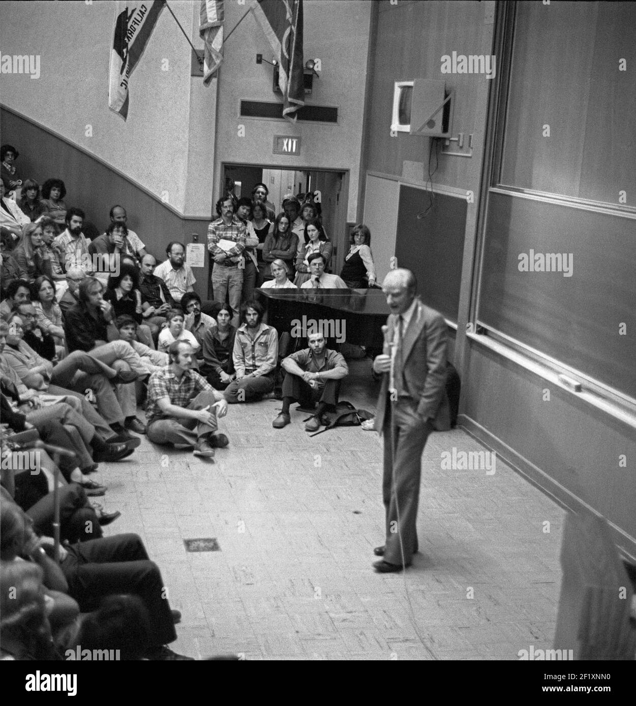 Una conferenza di Francis Crick, premio Nobel, agli studenti di UCLA, San Francisco, USA, 1977 Foto Stock