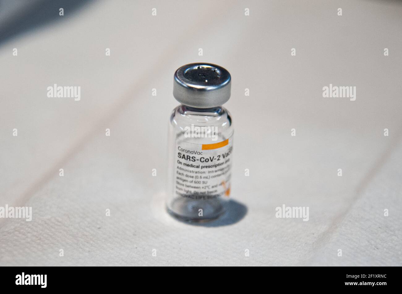 Una dose del vaccino CoronaVac prodotto da Sinovac a Bogotà, Colombia, il 9 marzo 2021, dopo che la Colombia ha iniziato la vaccinazione ai cittadini anziani oltre Foto Stock