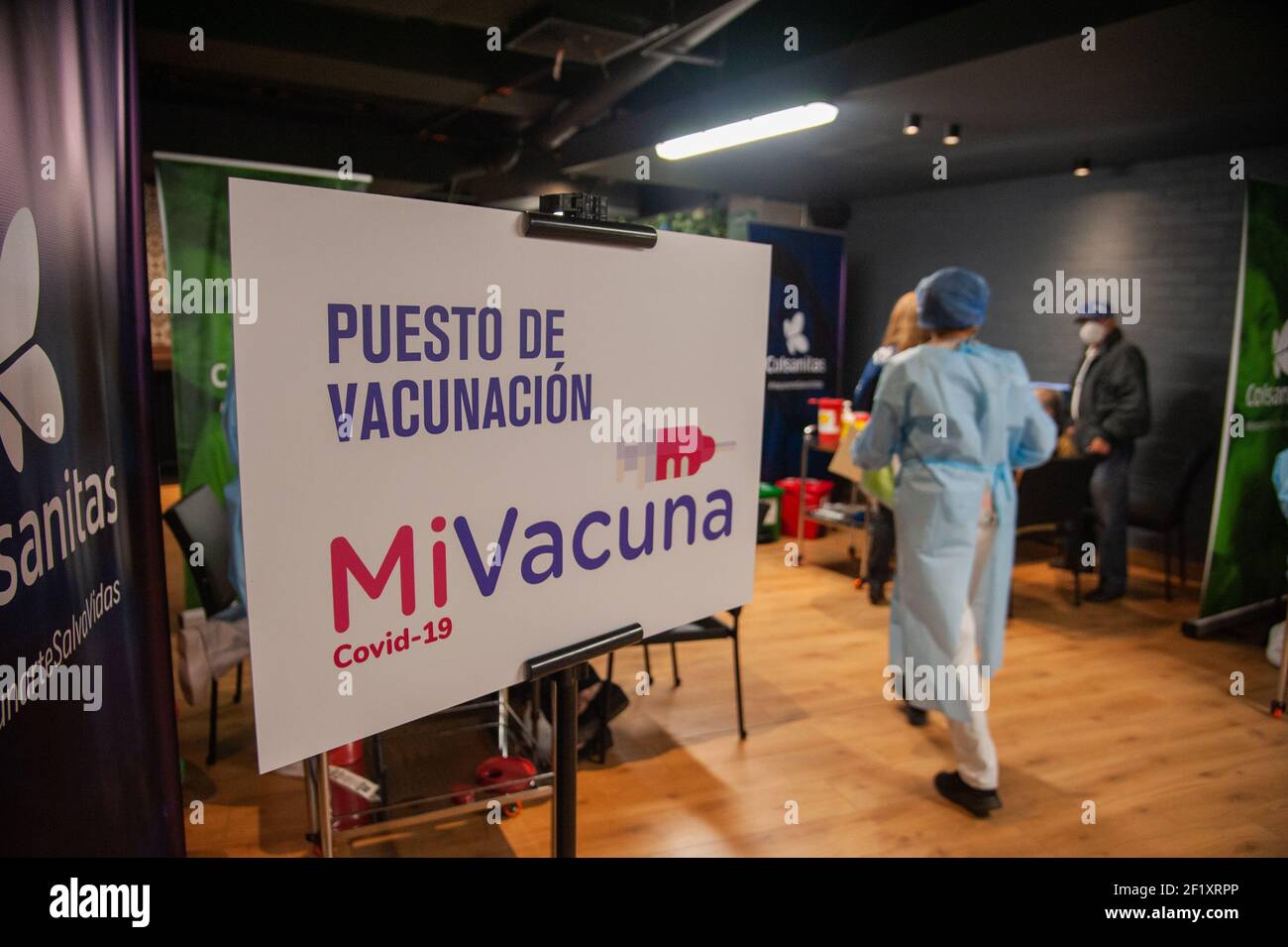 Un segno di 'mi Vacuna' che si batte per la vaccinazione COVID-19 in Colombia recita 'punto di vaccinazione' a Bogotà, Colombia il 9 marzo 2021 dopo la stella colombiana Foto Stock