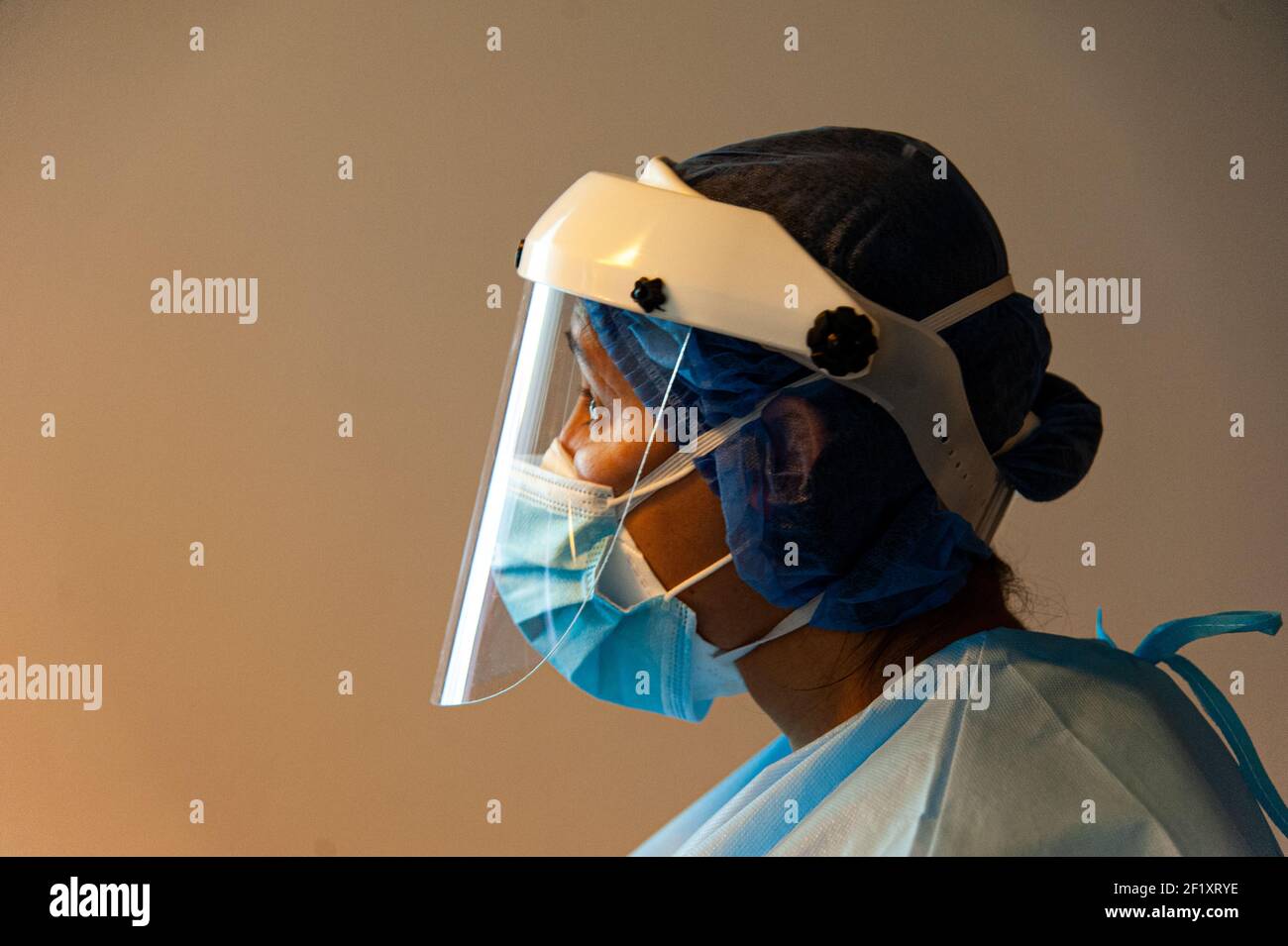 Gli operatori sanitari del team di vaccinazione utilizzano maschere facciali, protezioni per il viso e guanti chirurgici e tute per prevenire la diffusione del nuovo Coronavirus p Foto Stock